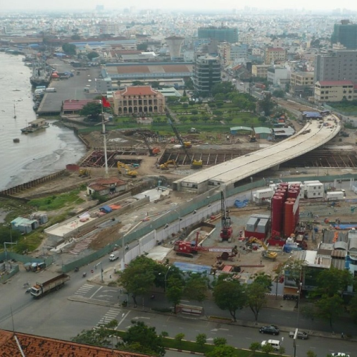 The entire East-West Highway, including the Thu Thiem tunnel crossing the Saigon River, officially opens to traffic